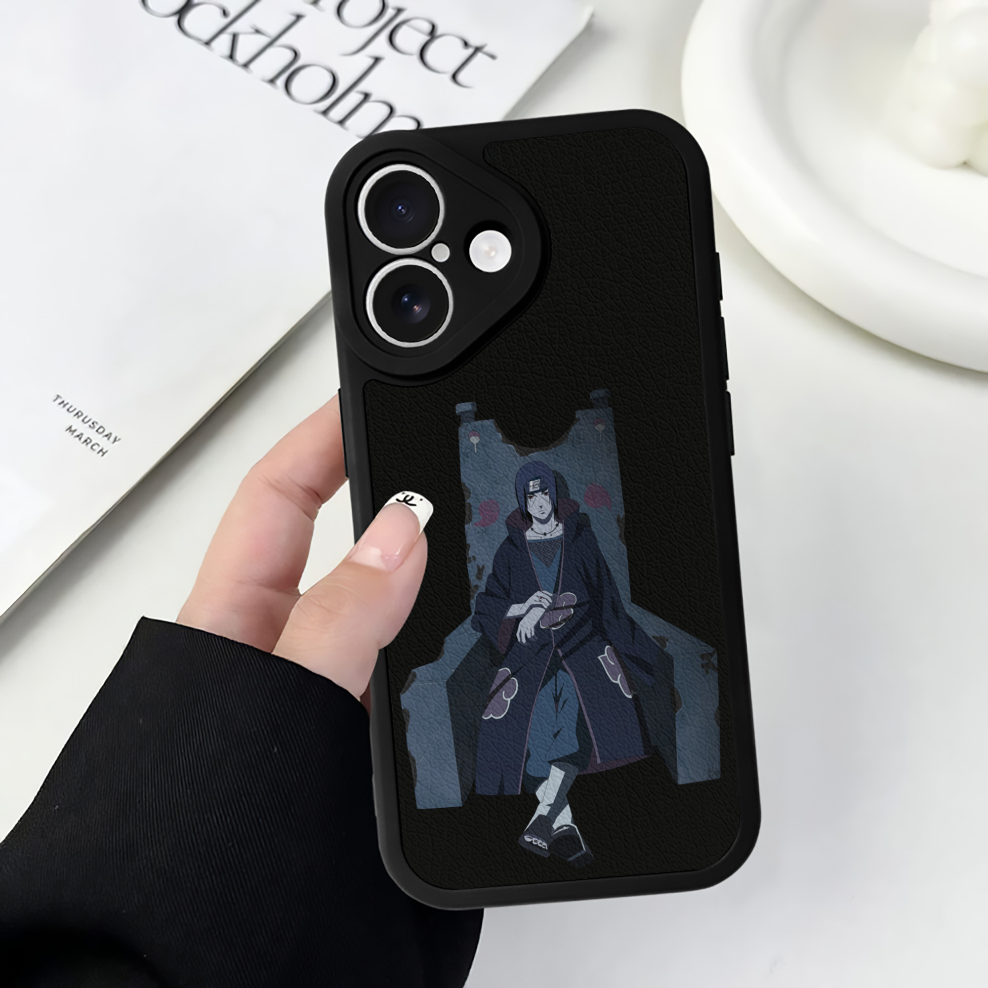 （画像用） NARUTO -ナルト- うちは イタチ Uchiha Itachi 【iPhone 16シリーズ対応】シリコンスマホケース（レザー調） 材質：シリコン